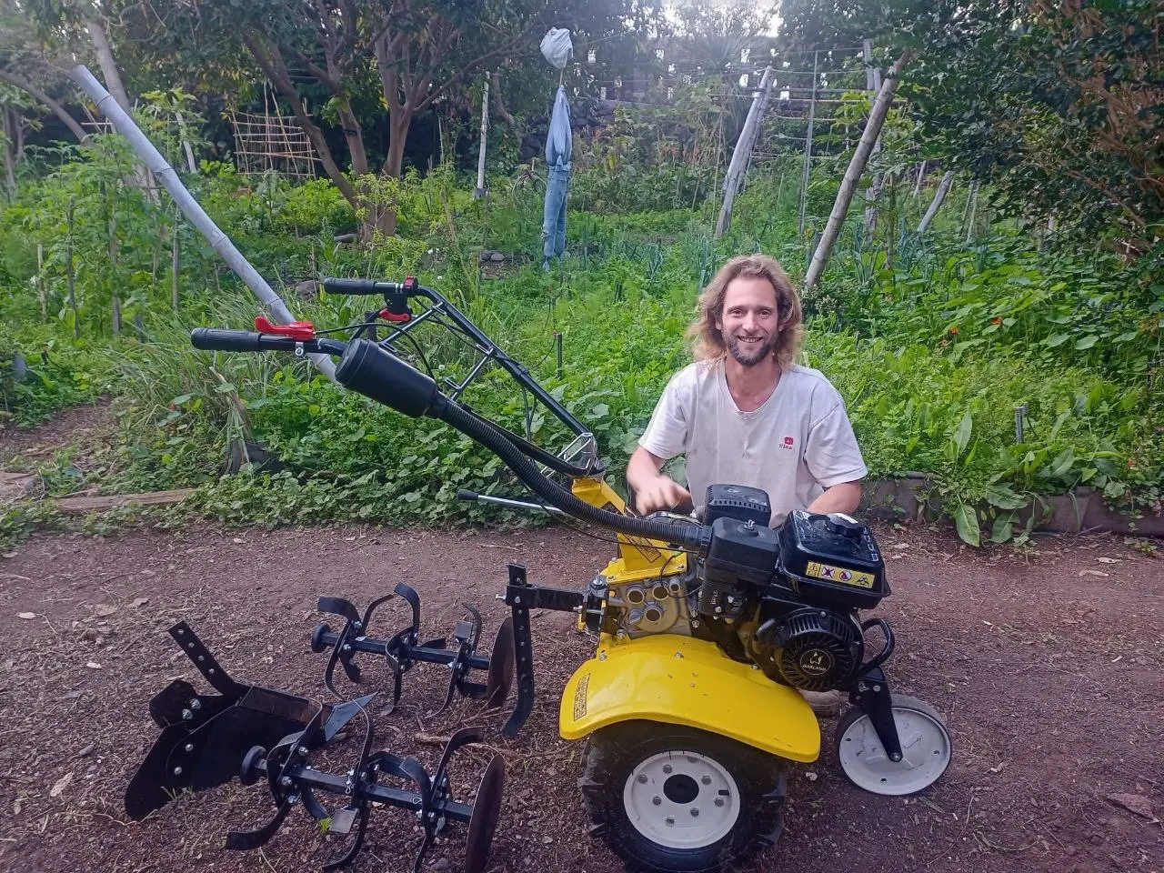 Alexander mit motorisierter Bodenfräse am Projektstandort
